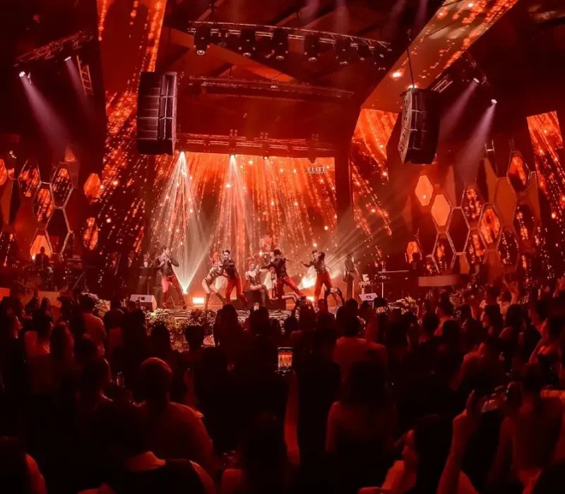 crowded nightlife atmosphere and live entertainment inside elite thonglor in bangkok